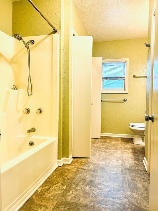 Building Photo - Cute Single Family Home, Great Location