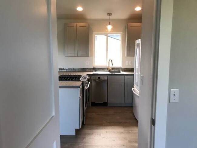 Building Photo - Jasmines Q