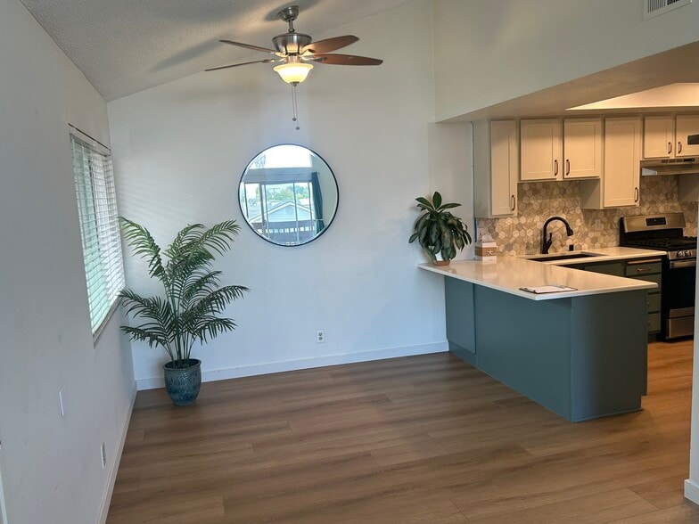 Dining Room - 25925 Oak St
