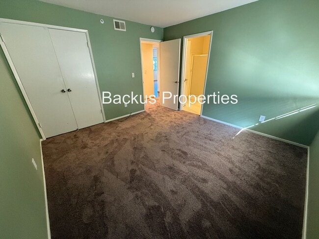 Building Photo - Beautiful two bedroom unit set in hills of Del Rey Oaks