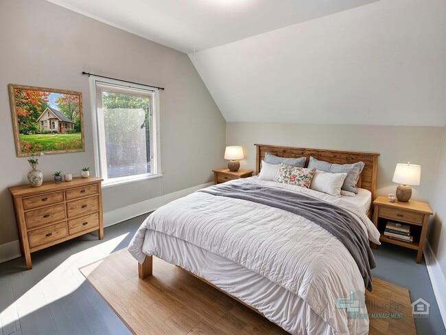 Building Photo - Charming 2-Bedroom Home with Private Yard ...