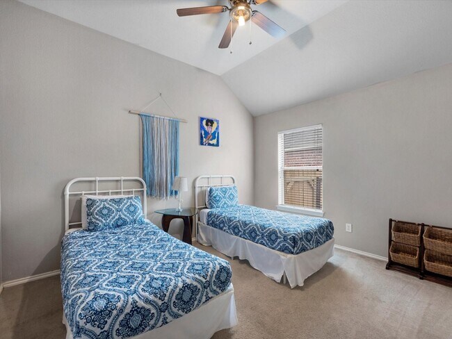 Building Photo - 2042 Shore Breeze Dr