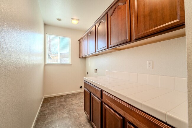 Building Photo - ? Spacious 4-Bedroom, 2.5-Bathroom Home in...
