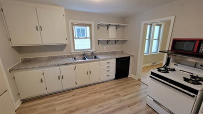 Building Photo - **Charming 1-Bedroom Plus Den Home with Modern Comforts**