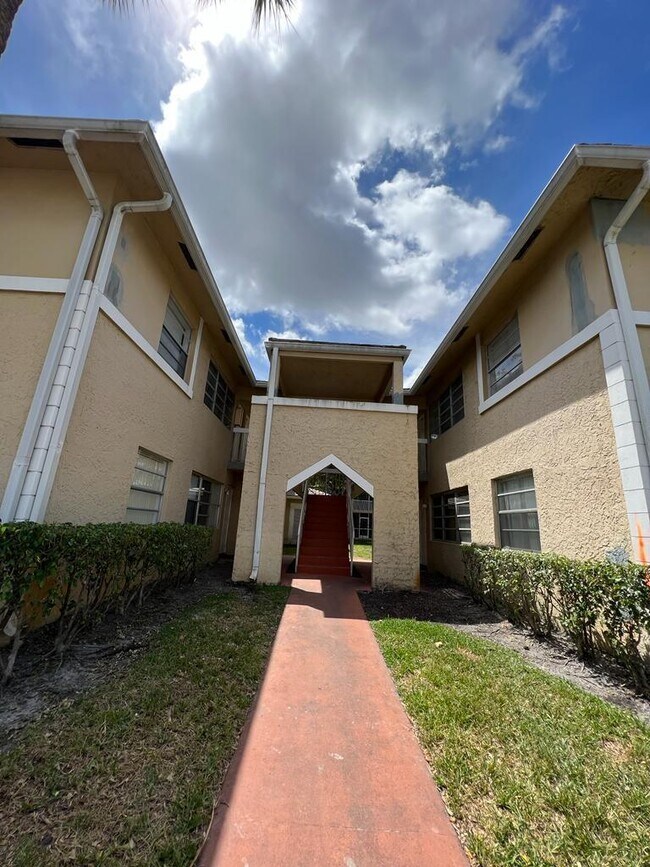 Primary Photo - 10204 Twin Lakes Dr