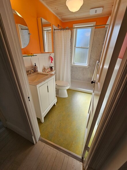 Walk In Shower - 11 Circle St