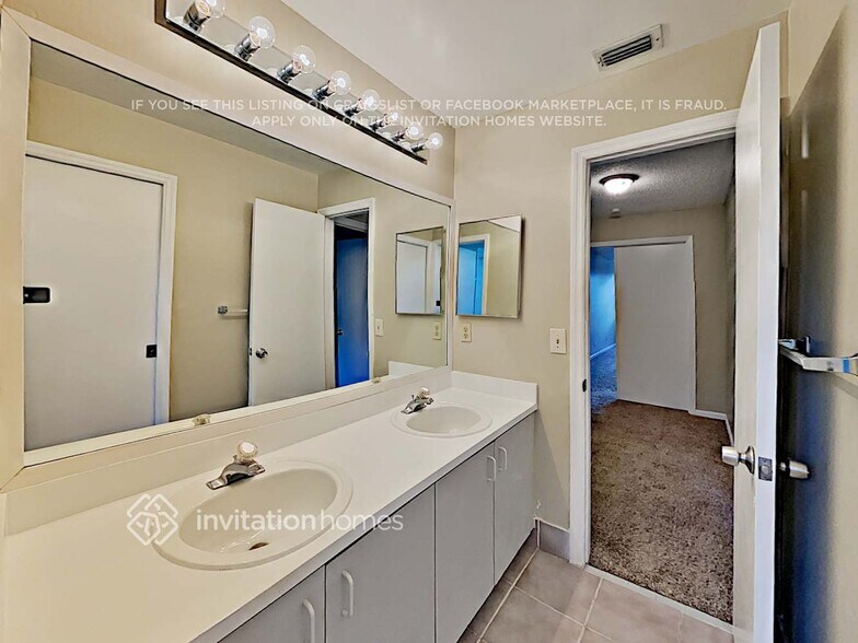 Building Photo - 10101 SW 9th Ln