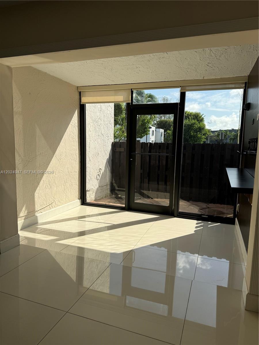 Building Photo - 9411 Fontainebleau Blvd