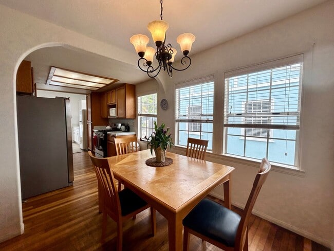 Building Photo - Spacious Beach House in South Oceanside