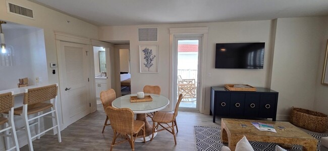 Building Photo - Recently remodeled condo near Baytown Wharf.