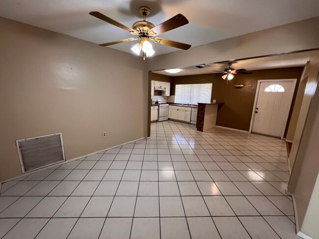 Building Photo - 3/2 Single Family Home in Miramar- Ready f...