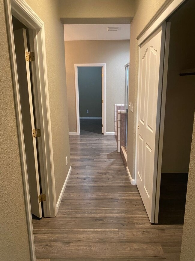 Building Photo - 3 Bedroom 2 bathroom with a bonus room and Solar in NW Visalia!