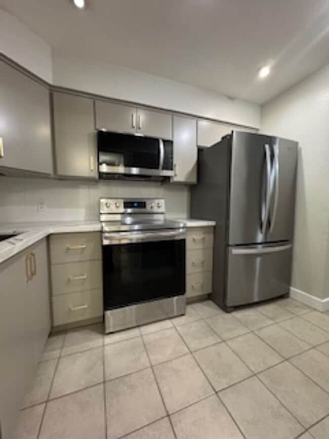 Building Photo - 2 Bedroom 1 Bath Condo