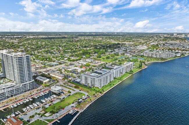 Building Photo - 301 Lake Shore Dr