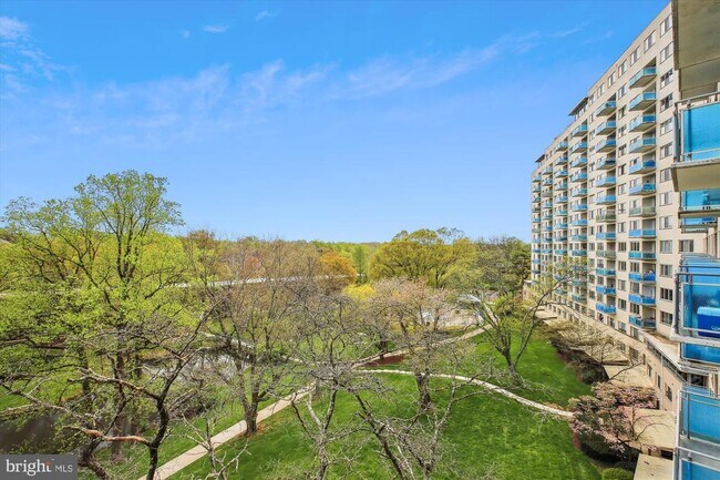 Building Photo - 10201 Grosvenor Pl