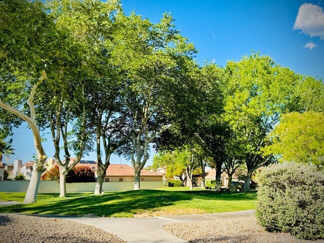 Building Photo - WONDERFUL 3 BEDROOM SINGLE STORY HOME IN T...