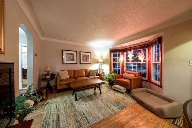 Building Photo - Charming 3brm/2ba house near Como Park!