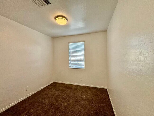 Building Photo - Nice two-story single-family home