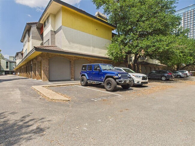 Building Photo - 806 W 24th St
