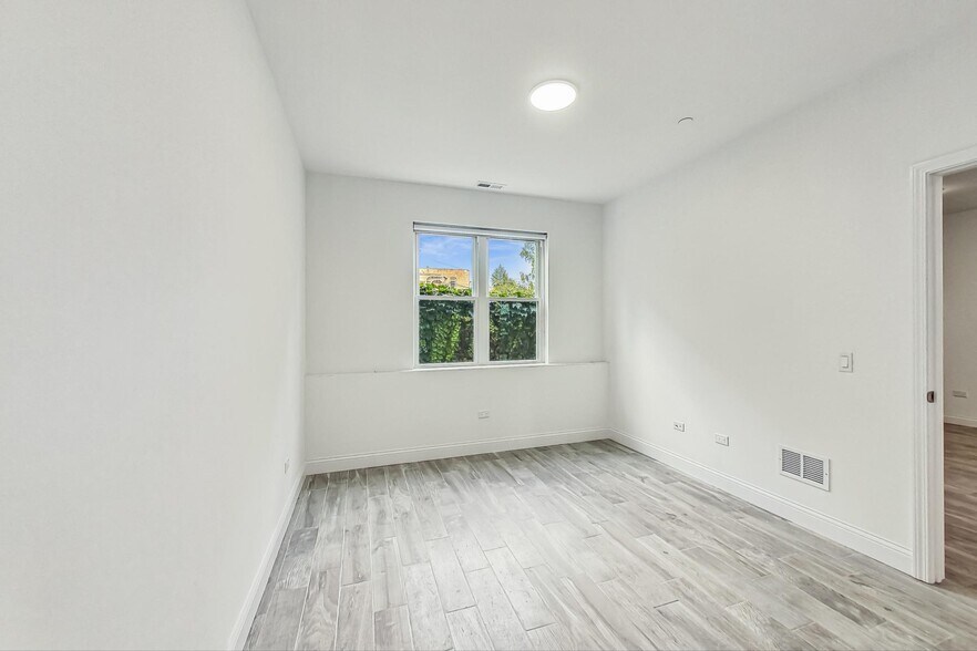 Building Photo - 6135 S Kimbark Ave