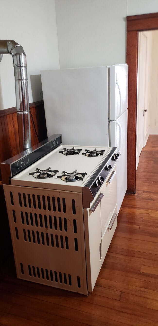 Building Photo - 36 Roberts St