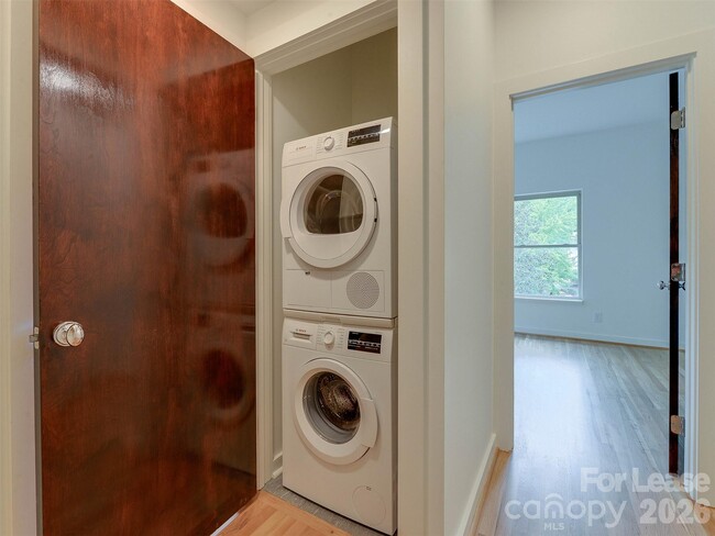 Building Photo - 1174 Park West Dr