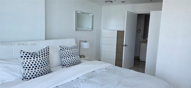 Building Photo - 6515 Collins Ave