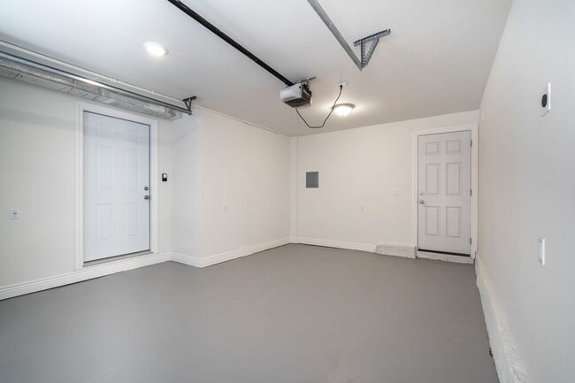 Building Photo - TOTAL REMODEL HUGE 3BR/3BA 1700sf w Garage...
