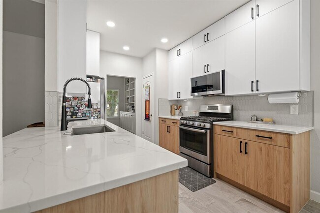Building Photo - 5707 Marchmont Ln