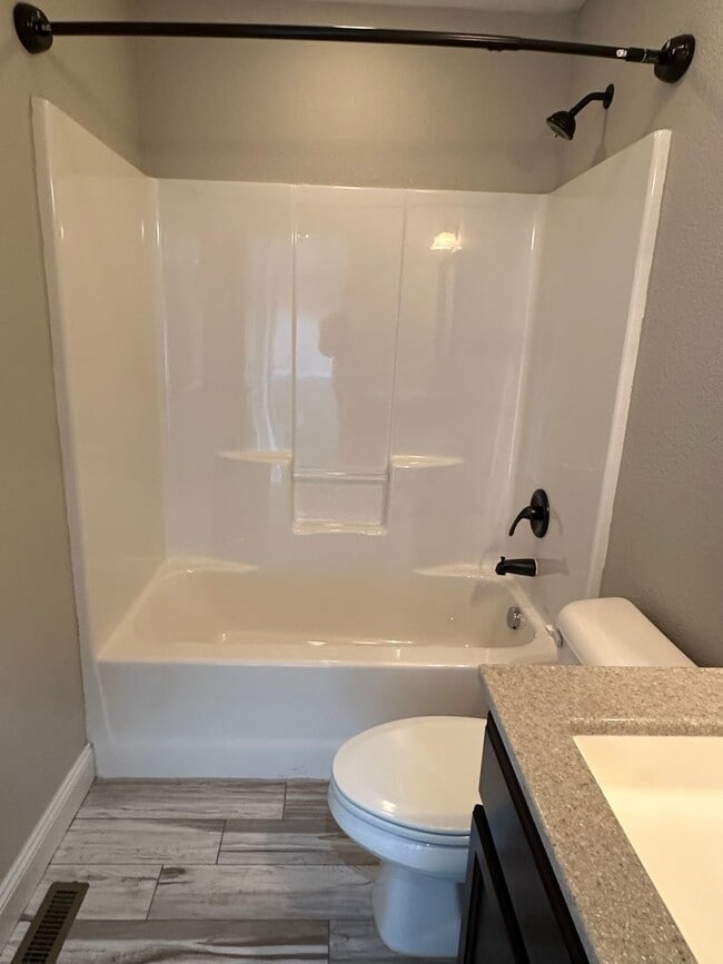 Building Photo - 4 Bedroom 3 Bath 2 Stall Garage in Waynesville - Available with 30 day notice