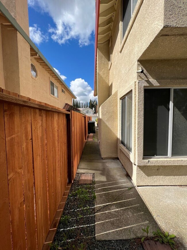 Building Photo - Huge 2 Story 5 Bedroom 3 Car Garage Home w...