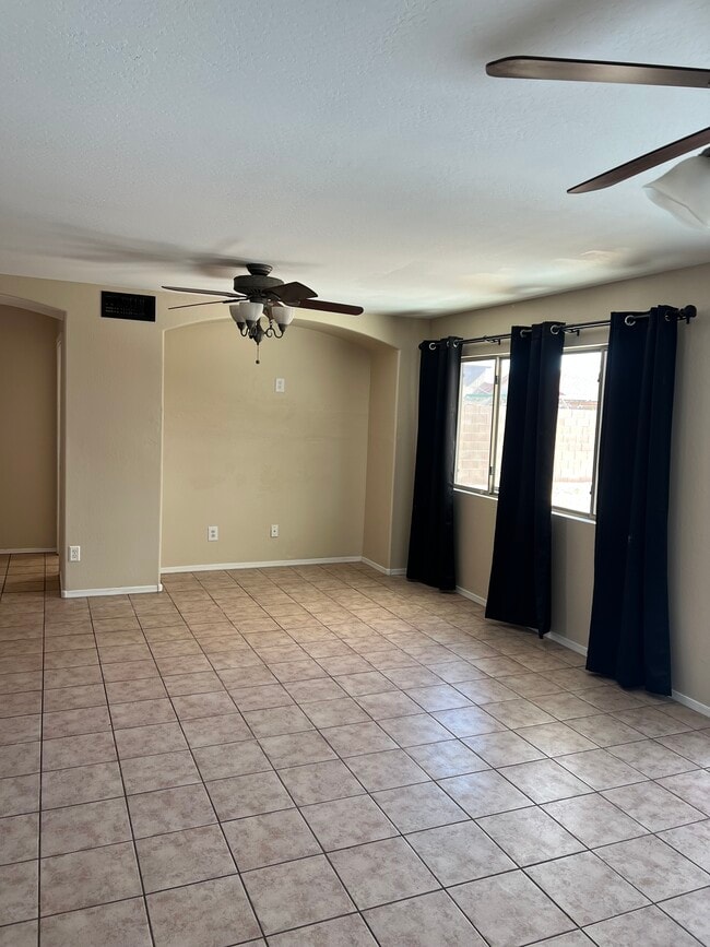 Building Photo - 1371 E 10th Pl