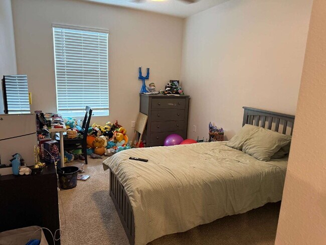 Building Photo - Large 4 Bedroom/2.5 Bathroom Home in Thompson Grove
