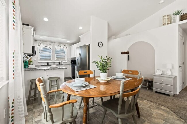 Building Photo - 216 Cliff Swallow Ave