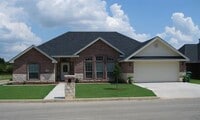 Building Photo - 3209 White Oaks Dr