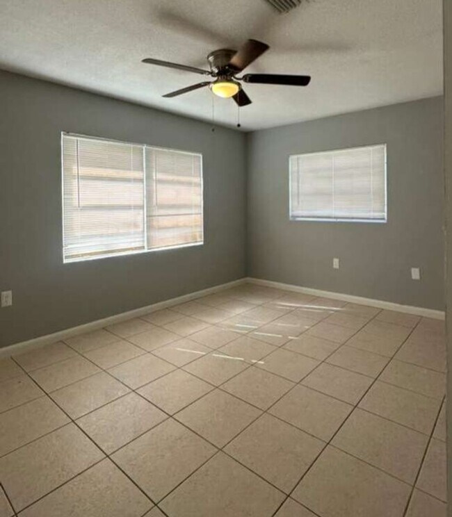 Building Photo - Charming 2 Bedroom Home with Fenced Yard & Screened Patio – Prime Location!