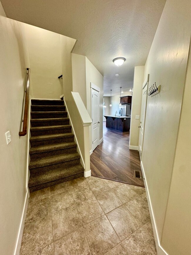 Building Photo - Immaculate Townhome - Sleepy Ridge Golf Co...