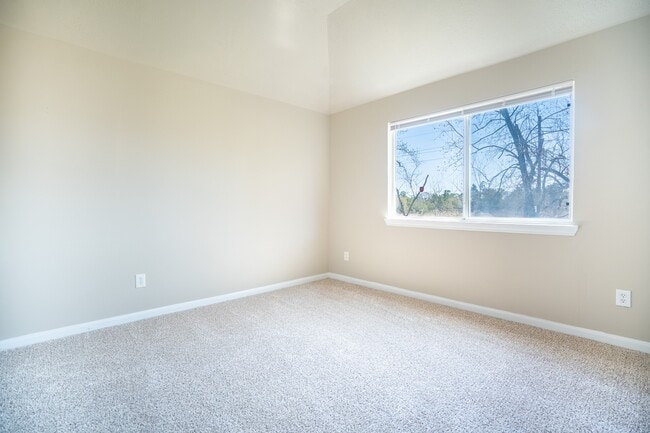 Building Photo - 827 Forest Hillside Ln