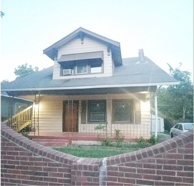 Building Photo - 105 N Xanthus Ave