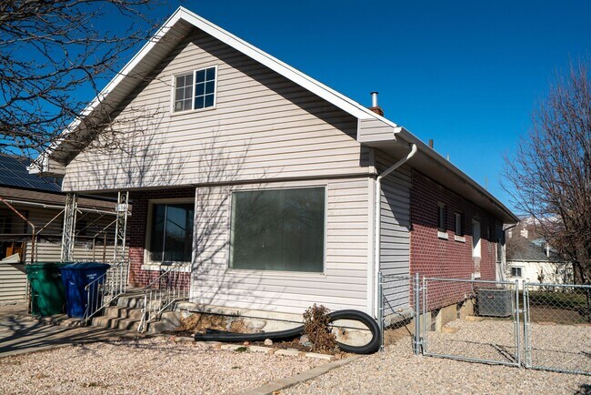 Building Photo - Spacious & Updated 5 Bed Home in Prime Ogden Location