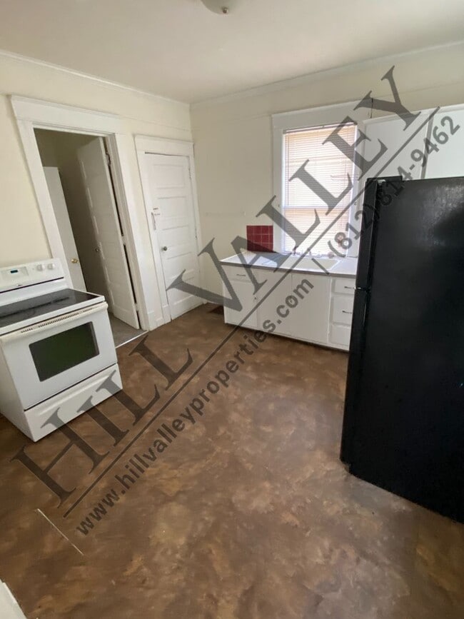 Building Photo - Two Bedroom, Walking Distance to Campus