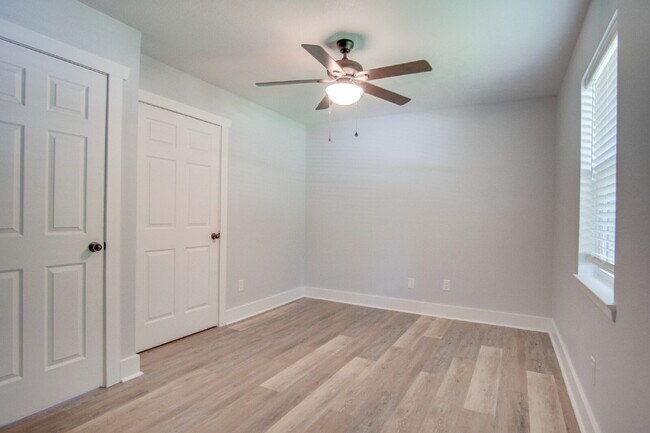 Building Photo - Completely Remodeled 3BR Home on Nearly an Acre with In-Ground Pool, Pool Service Included & Huge...