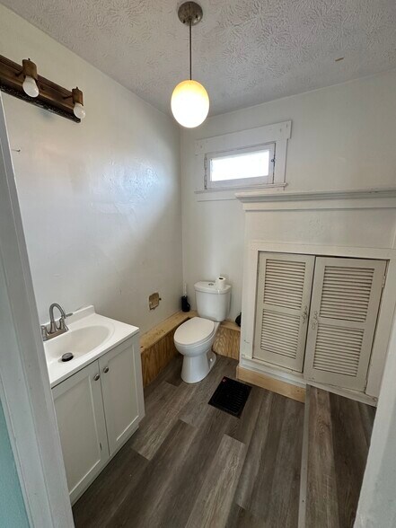 Building Photo - 414 W 7th St