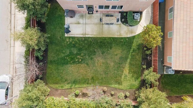 Building Photo - 2450 E Oakmont Ave
