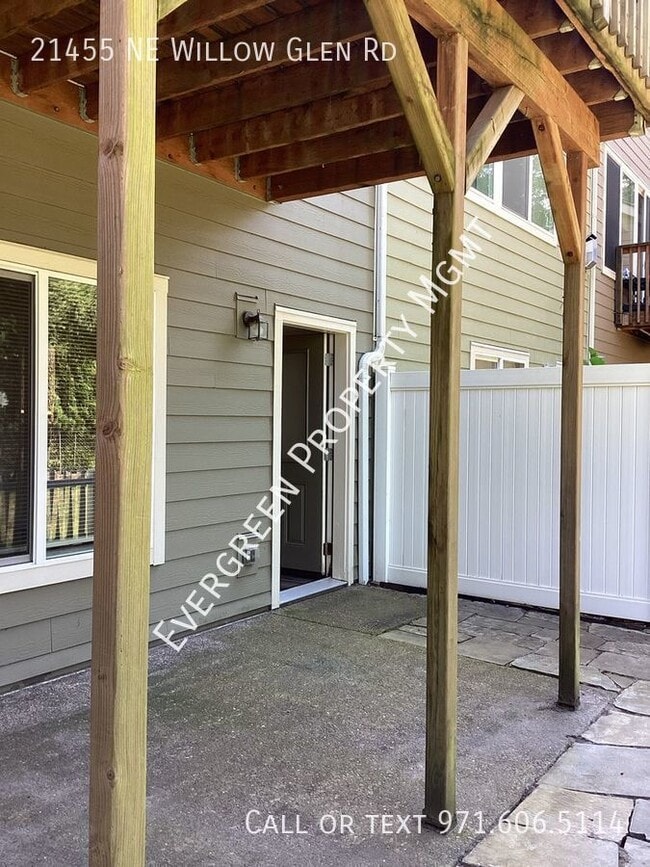 Building Photo - Beautifully remodeled 3-bedroom, 2.5-bathr...