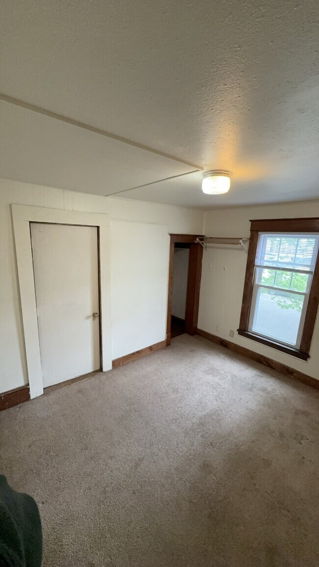 Building Photo - 8 Bed 3 Bath close to UWEC!