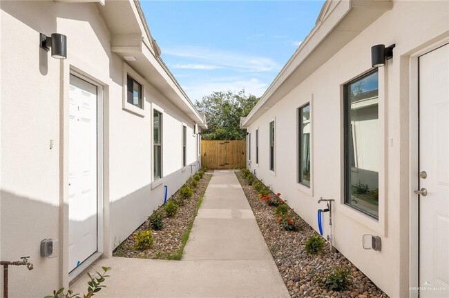 Building Photo - 1104 Sugar Gdn Dr