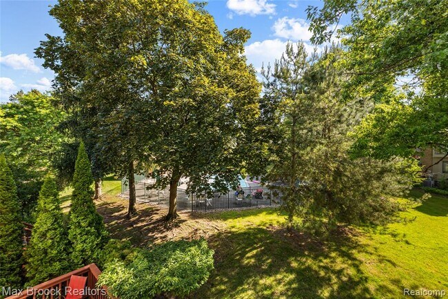 Building Photo - 704 Oakbrook Ridge Dr