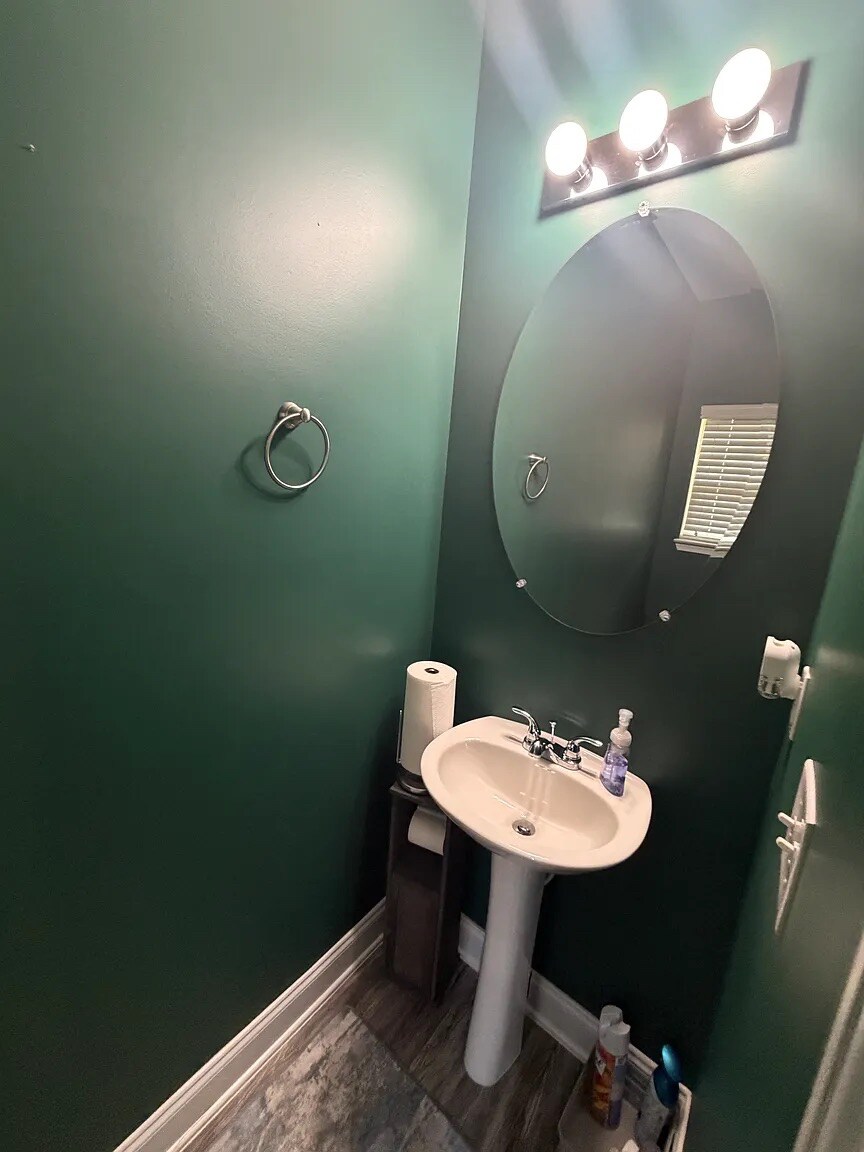 Building Photo - Room in Townhome on Castellan Dr