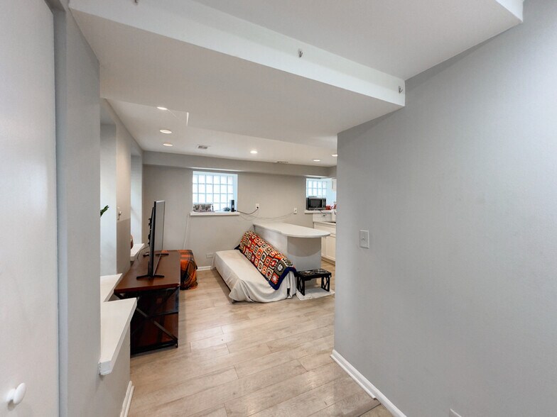 Building Photo - 2046 W Iowa St